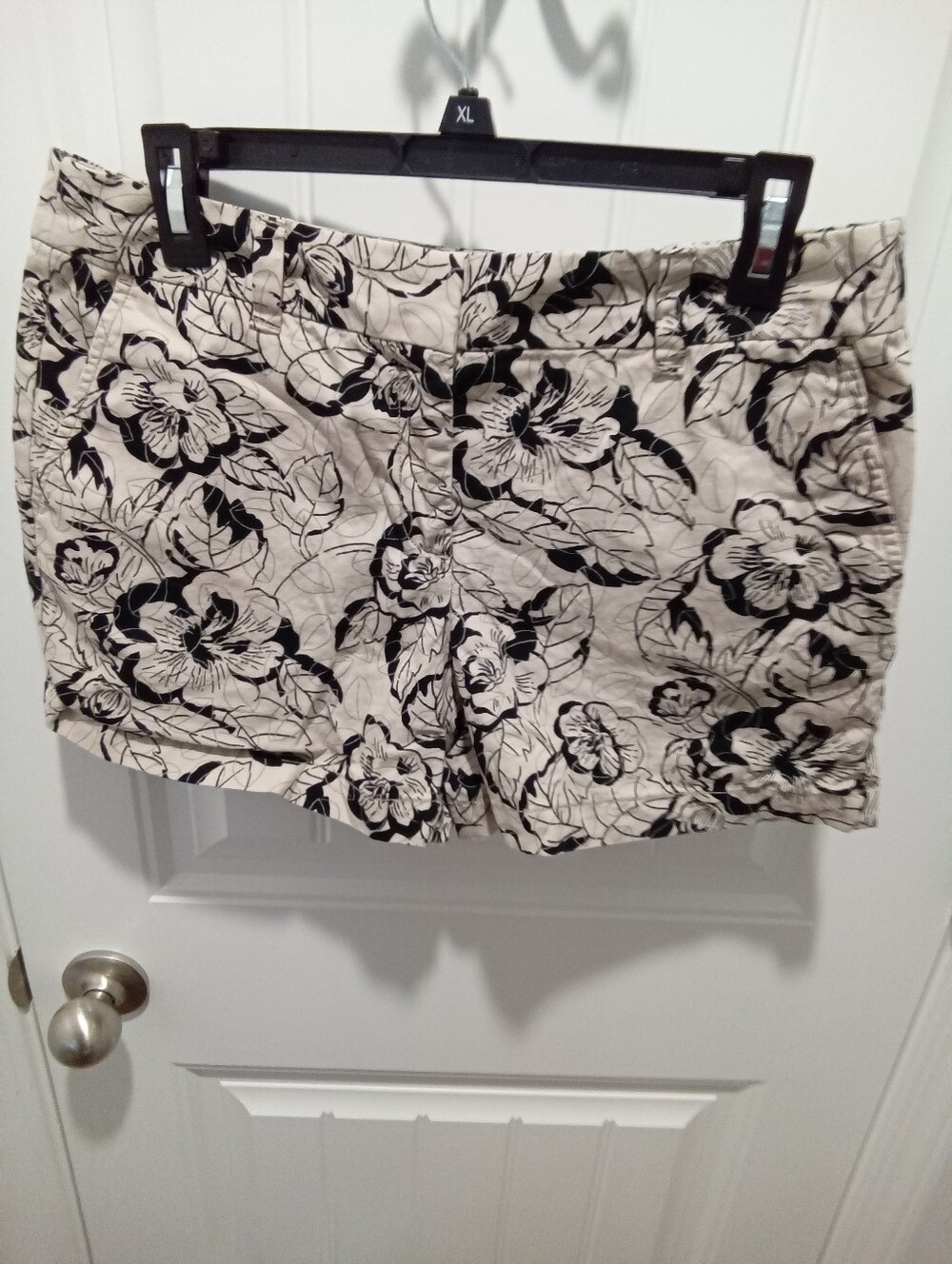 Loft Ann Taylor Size 6. 4" Inseam Black & White Floral Print Chino Style Shorts